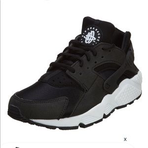 Black and white huaraches